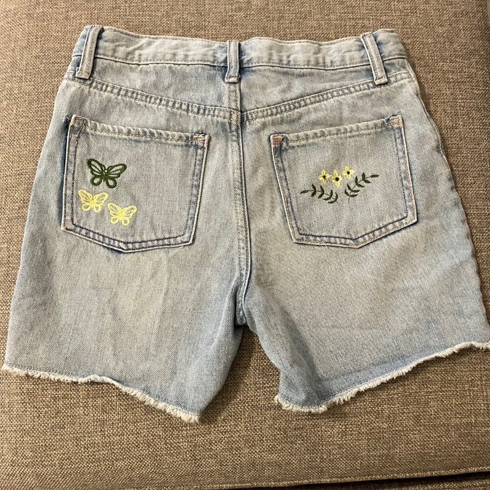 Girls Old Navy Size 12 Light Wash Jean Shorts with Embroidered Pockets